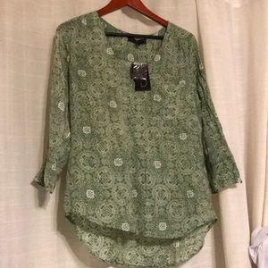 NWT (med) women’s casual top🌺